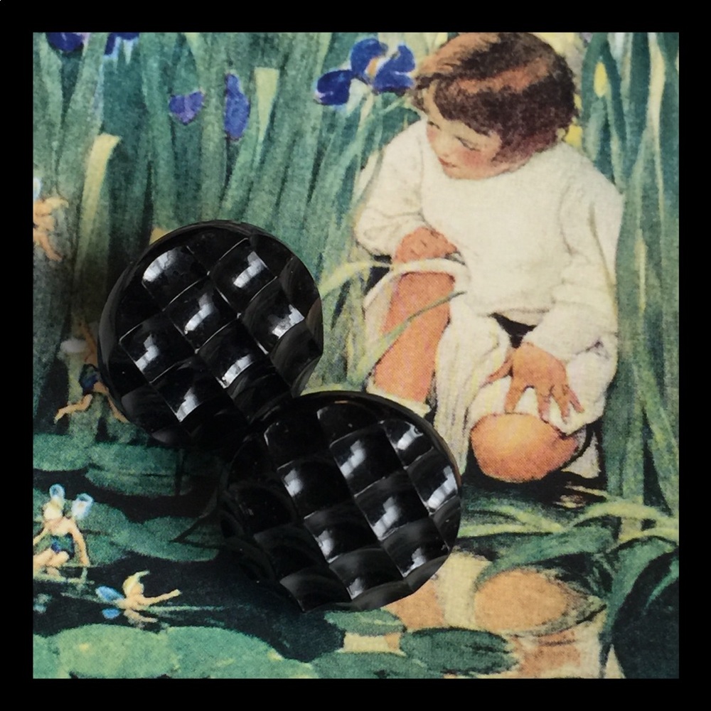 ⬇️ Vintage button earrings